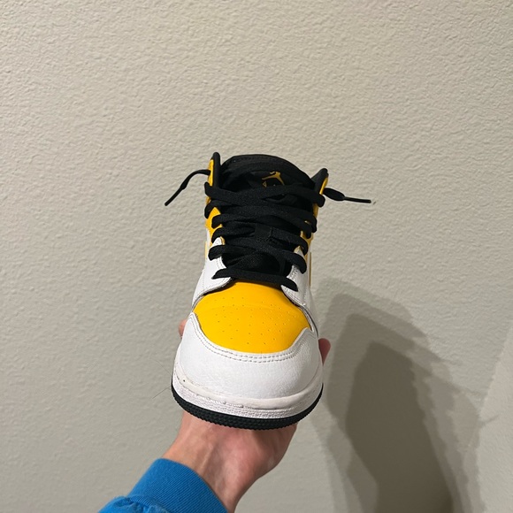 Yellow and white youth jordan 1 - Picture 4 of 7